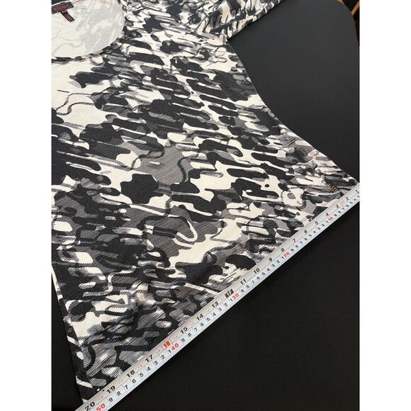 ~ Escada Top 42 US 10/12 Knit Shirt Short Sleeve Gold Logo Scoop ViscoseElastane - Picture 10 of 16